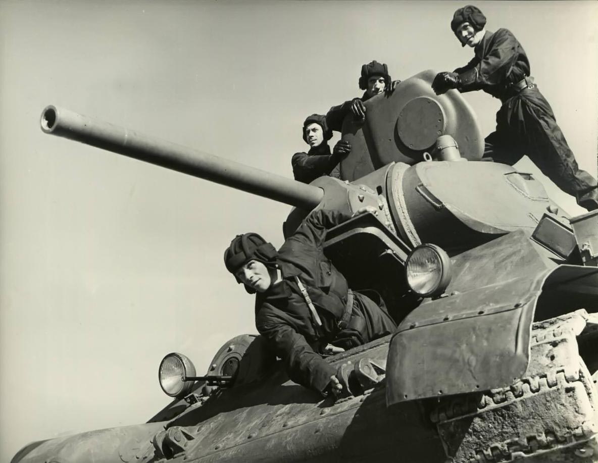 Т-34-1940 г. сварная башня три прибора наблюдения в люке мехвода