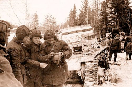 Soviet tankers inspecting some of the 6 Vickers tanks that Finns lost in the Battle of Honkaniemi, the only tank battle of the Winter War. February 1940. 